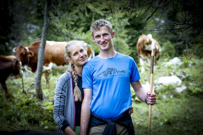 Da sta lahko prišla na planino, je Blaž dal odpoved v službi. Delal je z lesom na žagi, Metka pa ima svojo kineziološko vadnico KinMet, kjer ljudem pomaga do boljšega počutja. Ko se bosta vrnila nazaj v dolino, od tega ju loči še en mesec, se bo Metka še naprej posvečala vodenju svojega centra, Blaž pa se bo ukvarjal z mizarstvom. | Foto: Ana Kovač