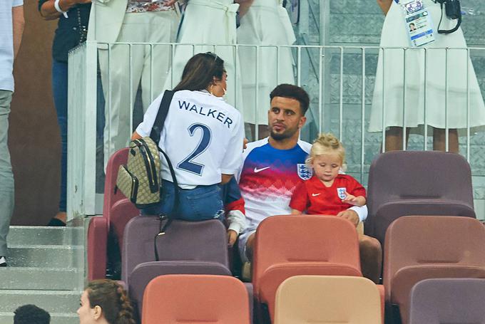 Kyle Walker v družbi žene Annie Kilner na svetovnem prvenstvu leta 2018 v Rusiji. Kilnerjeva je z otroki prisotna tudi na evropskem prvenstvu v Nemčiji. Ali je na prvenstvu v Nemčiji tudi Goodmanova, za zdaj ni znano. | Foto: Guliverimage