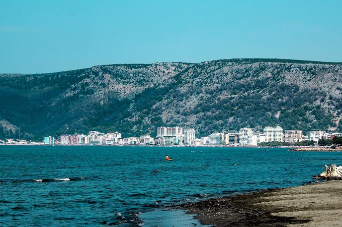 Shengjin, Albanija | V Albaniji po poročanju francoske tiskovne agencije AFP temperature medtem že presegajo 40 stopinj Celzija. Velika vročina povečuje tudi tveganje za požare, zato je albanska vlada danes napovedala, da bo za vsak nameren ali nenameren požar zagrožena 15-letna zaporna kazen. | Foto Shutterstock