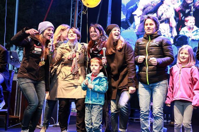 V družbi Urške Hrovat, Alenke Dovžan, Špele Pretnar in Mojce Suhadolc ob sprejemu za Tino Maze v Črni na Koroškem leta 2015. | Foto: Mediaspeed