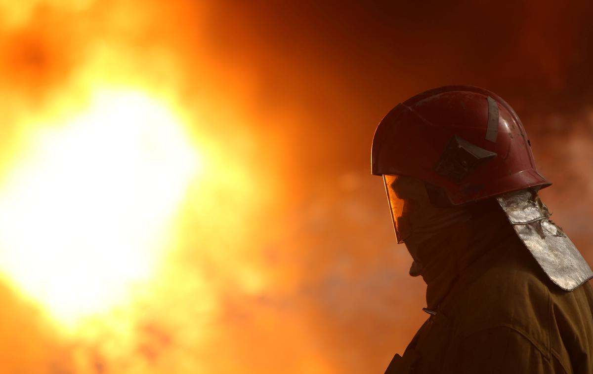 ogenj gasilec | Sumijo, da je bil požar v stavbi podtaknjen. | Foto Reuters