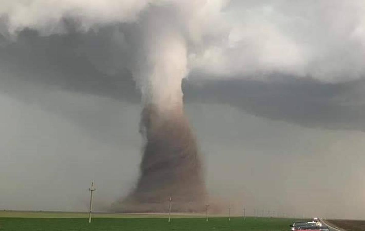 Tornado | Romunski tornado je eden največjih, kar smo jih do zdaj posneli v Evropi. | Foto Matic Tomšič / Posnetek zaslona