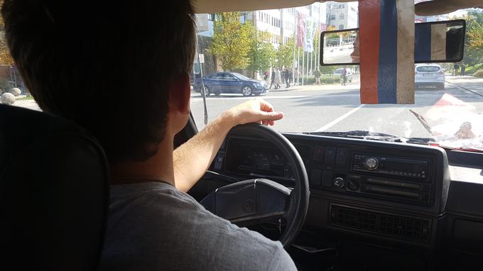 "Po vsem tistem, kar sem videl na naši poti, me luknje na cesti v Ljubljani nič več ne motijo," pravi Andraž Tršan, Notranjost golfa si je delil z Anito Volčanjšek in Alenom Grželjem. Avto so pred potjo za 300 evrov kupili v Trbovljah.  | Foto: Gregor Pavšič