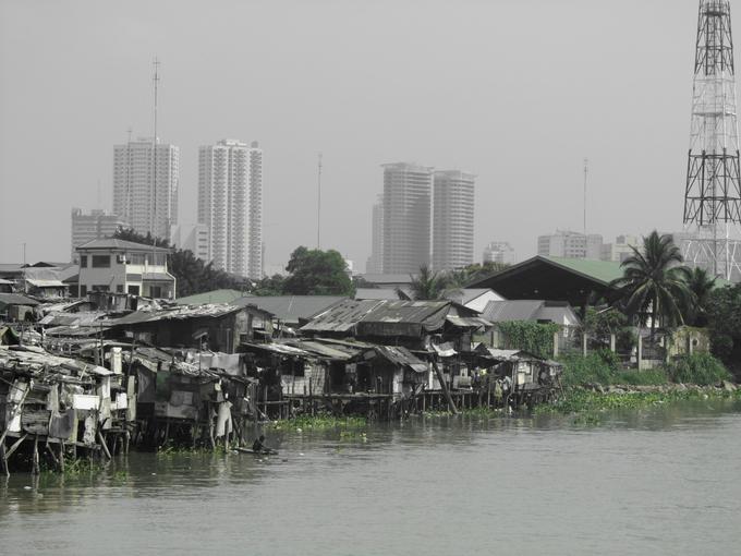 Manila, glavno mesto Filipinov, razkol med revščino in bogastvom. Globalna nomadka se je pred tremi leti iz Ljubljane odpravila najprej v Azijo, ob Tajski je največ časa takrat preživela na Filipinih. | Foto: Arhiv Tanje Cirman