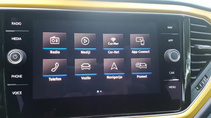 T-roc ima tudi slovenske menije infozabavnega sistema, glasovnega ukazovanja v slovenščini pa pričakovano ne ponuja. | Foto: Gregor Pavšič