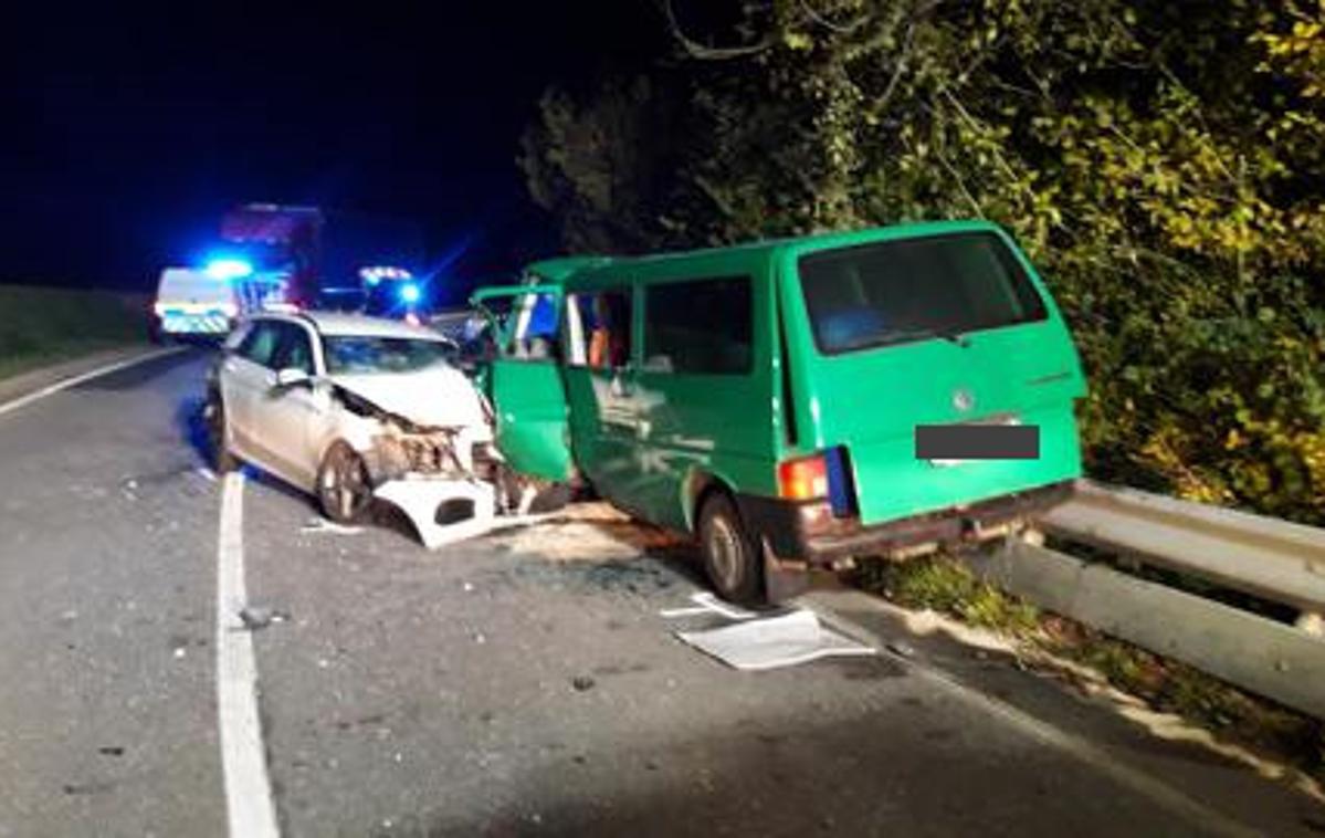 foto smrtna Doljna Težka Voda, Dolenjska | Regijski center za obveščanje je bil o prometni nesreči obveščen iz mercedosevega klicnega centra, medtem ko je prvi klic na številko o prometni nesreči prišel deset minut kasneje. | Foto PU Novo mesto