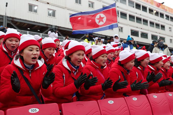 Skupina enotno oblečenih, z vojaško disciplino vodenih, s koreografijo podprtih in skrbno usklajenih navijačic je povsod, kjer se je pojavila, postala pravi hit. | Foto: Getty Images