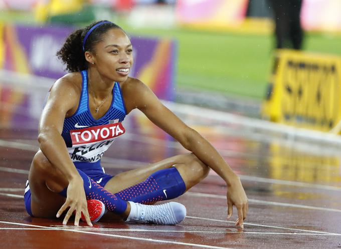 Allyson Felix sprva ni bilo jasno, kaj se je sploh zgodilo. V nekaj sekundah je nepričakavano prehitela poškodovano Bahamko, nato pa predse spustila dve tekmici. | Foto: Reuters