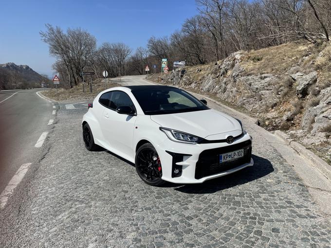 Trivratni toyota yaris GR je služil kot neposredna homologacijska osnova za dirkalni toyota yaris rally1.  | Foto: Gregor Pavšič