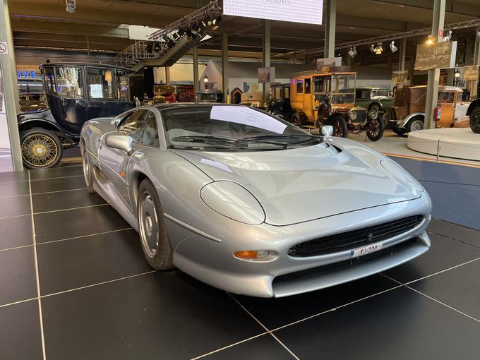 Jaguar XJ220 iz leta 1992. Poganjal ga je 3,5-litrski motor V6 z močjo 542 “konjev”. To je bil eden najdražjih avtomobilov svojega časa. Izdelali so jih le 275. Oznaka 220 v imenu nakazuje najvišjo končno hitrost in sicer v miljah, kar pomeni 354 kilometrov na uro. | Foto: Gregor Pavšič