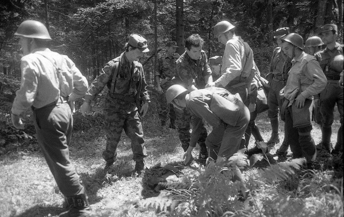 Slovenski teritorialci razorožujejo vojake JLA | V vojni za Slovenijo leta 1991 so bile slovenske sile – teritorialna obramba in policija – uspešnejše od enot JLA. Na fotografiji: pripadniki JLA se predajajo slovenskim teritorialcem. | Foto Tone Stojko, hrani Muzej novejše zgodovine Slovenije