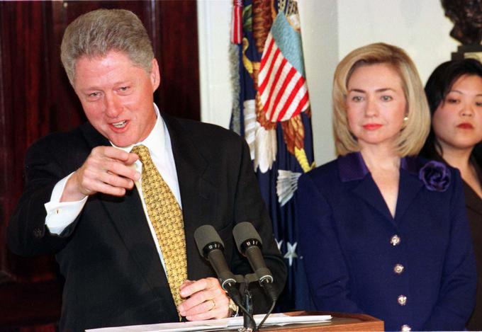 Hillary je bila med letoma 1993 in 2001 prva dama ZDA. Po mnenju številnih je bila politično najbolj vplivna prva dama po Eleanor Roosevelt, prve dame v času predsednikovanja Franklina D. Roosevelta. Zlasti se je izpostavila pri sprejemu moževe zdravstvene reforme, ki bi v ZDA uvedla splošno zdravstveno zavarovanje. | Foto: Reuters