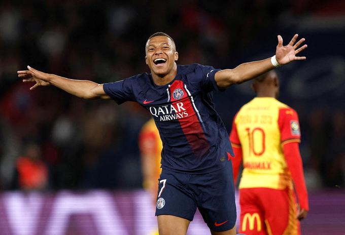 Kylian Mbappe se je, čeprav so bile napovedi (in zahteve vodstva) drugačne, ustalil v postavi PSG. V soboto je dvakrat zatresel mrežo Lensa. Dodaten znak, da ostaja v Parizu? | Foto: Reuters