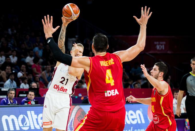 Latvijci so leteli po dvorani Sinan Erdem v Istanbulu in se z rezultatom 100:68 uvrstili v četrtfinale. | Foto: Vid Ponikvar