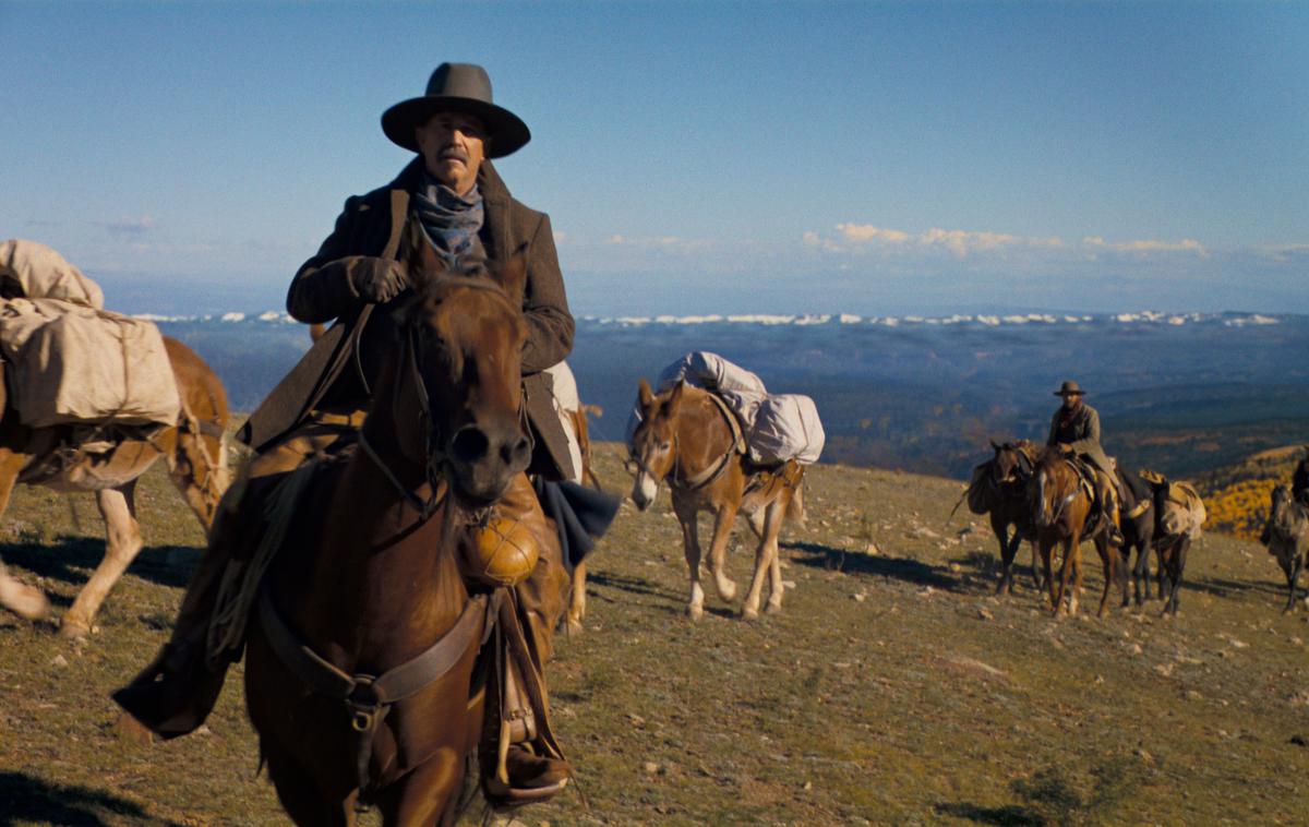 Film Obzorje | Kevin Costner prijezdi v mesto. Prvič se v (prav tem) kadru pojavi šele po dobri uri filma. Še dobre pol ure traja, preden prvič izvleče pištolo v zelo realistično in surovo upodobljenem strelskem obračunu. | Foto Blitz Film & Video Distribution