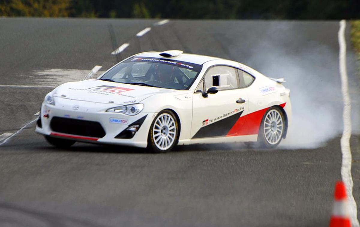 Toyota GT 86 R3 Jereb | Pri minimalni masi 1.080 kilogramov ima štirivaljni atmosferski motor te toyote moč 171 kilovatov (232 "konjev"). Moč se prenaša na zadnji par koles.  | Foto Gregor Pavšič