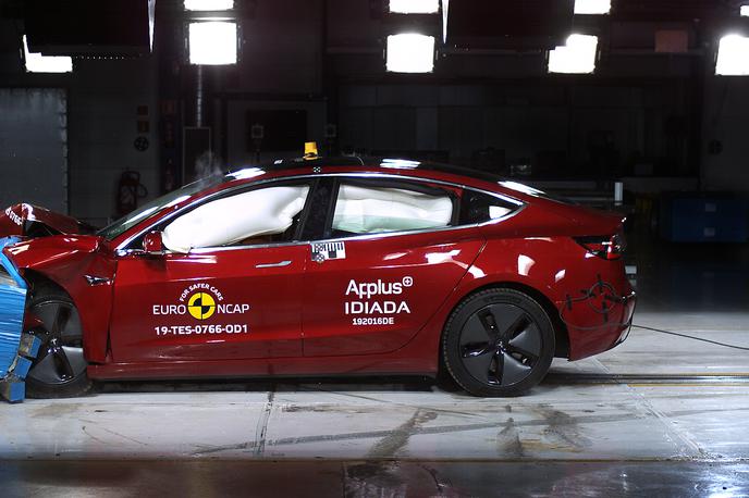 Euro NCAP tesla 3 | Po testiranju so pri Euro NCAP pohvalili delovanje asistenčnega sistema samodejnega zaviranja. Električna tesla model 3 je bila prepričljiva tudi pri zaščiti odraslih potnikov in otrok. | Foto EuroNCAP