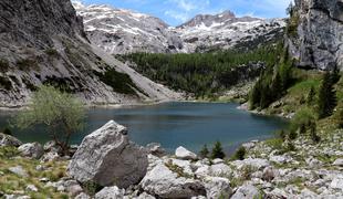 Krajša in senčna tura za te vroče poletni dni – na Krnsko jezero