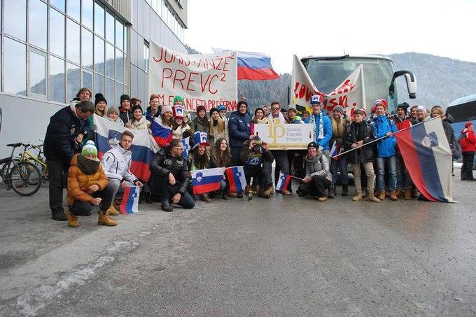 Navijaške odprave dijakov v Kranju niso nobena redkost. Navijali so že v Bischofshofnu, ... | Foto: Bor Slana