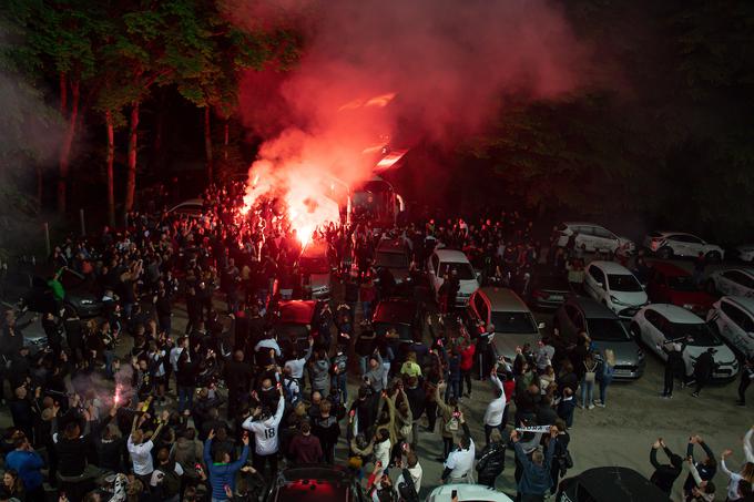 Lani so v Fazaneriji tako proslavljali zgodovinski naslov prvaka. Kdo bo nasledil Muro? Maribor ali Koper? O tem bodo odločali tudi črno-beli. | Foto: Blaž Weindorfer/Sportida