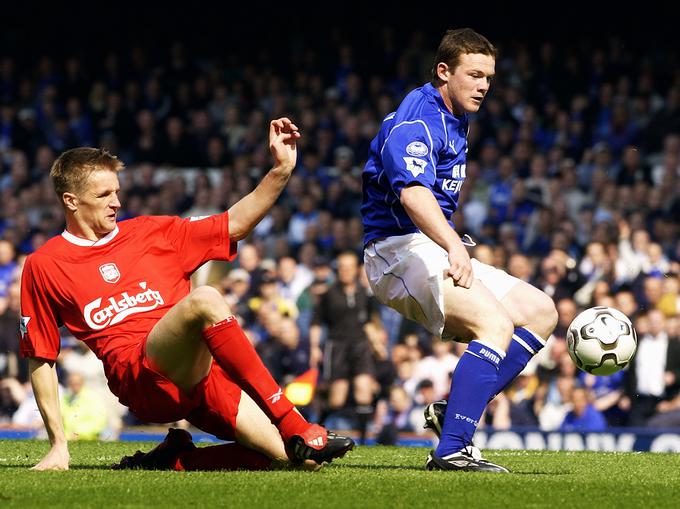 V dresu Liverpoola leta 2003 v dvoboju s takratnim upom Evertona Waynom Rooneyjem. | Foto: Getty Images