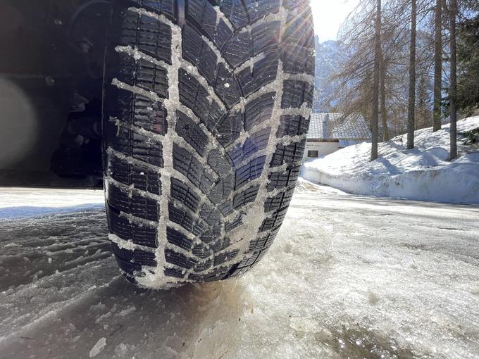 Sneg le še ob robu cestišča, toda v času nepredvidljivih vremenskih razmer v višje ležečih predelih sneg ni izključen. | Foto: Gregor Pavšič