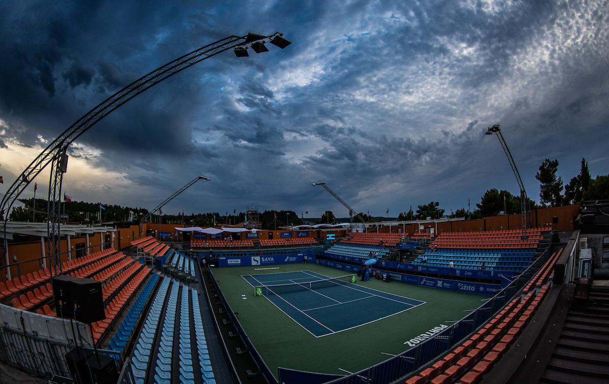 tenis Portorož | Kompleks zajema teniški stadion, ki obsega igrišče, tribuno s 1.600 sedeži in stavbo s trgovinami, lokali ter poslovnimi prostori. V okviru teniškega centra je še 13 igrišč s peščeno podlago, štiri igrišča s trdo podlago in dve igrišči pod balonsko konstrukcijo. Občina je dobila tudi poti in zelenice med igrišči, igrišče za mini golf, balinišče in park. | Foto Grega Valančič / Sportida