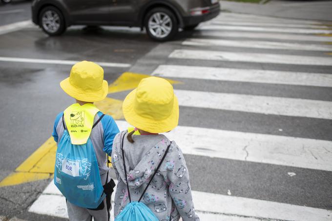 Letos bo šolski prag prestopilo kar 21.874 prvošolcev, ki potrebujejo poseben pristop in skrb, saj zaradi pomanjkanja izkušenj težje predvidijo nevarne situacije v prometu. Starši prvo- in drugošolcev naj otroke opremijo z rumenimi ruticami, ker bodo tudi s tem naredili veliko za varnost svojih otrok. | Foto: Bojan Puhek