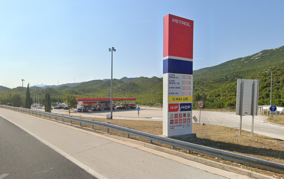 Počivališče Mosor Jug, Petrol | Počivališče Mosor Jug ob hrvaški avtocesti A1  | Foto Google Zemljevidi