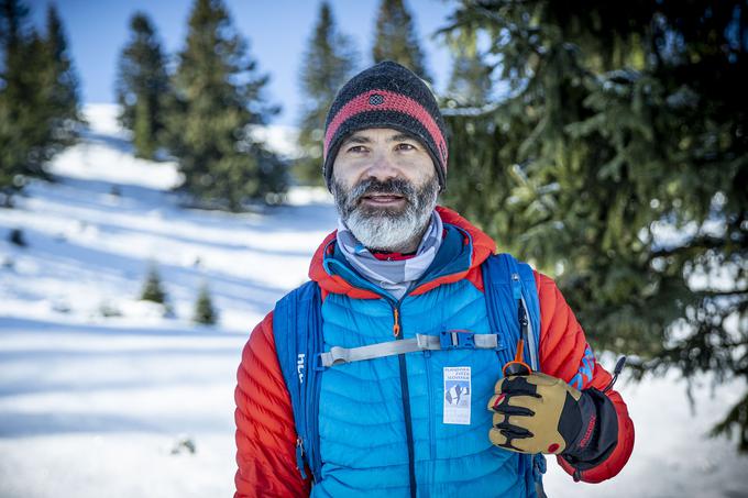 "Za obiskovanje gora v zimskih razmerah so nujna posebna znanja in pripomočki," poudarja strokovni sodelavec Planinske zveze Slovenije in gorski reševalec Matjaž Šerkezi.  | Foto: Ana Kovač