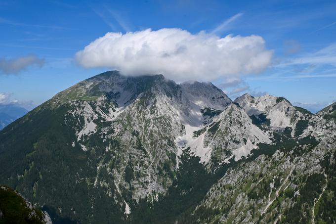 Pogled z Robleka na Stol, ki si je takole nadel oblačno kapo. | Foto: Matej Podgoršek