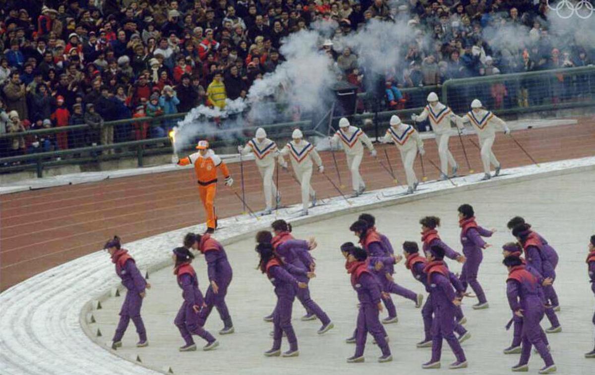 Ivo Čarman | Na današnji dan pred 37 leti je slovenski smučarski tekač Ivo Čarman na olimpijski stadion Koševo v Sarajevu prinesel olimpijsko plamenico, s katero je umetnostna drsalka Sanda Dubravčić prižgala olimpijski ogenj in z njim slovesno odprla zimske olimpijske igre v Sarajevu, najpomembnejši športni dogodek na območju nekdanje Jugoslavije. | Foto Osebni arhiv