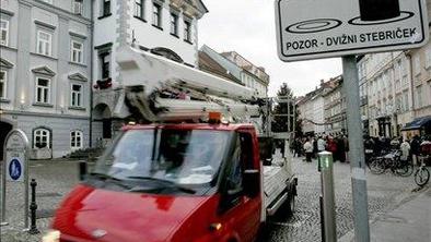 Na protestnem shodu pred Mestno hišo okoli sto Ljubljančanov