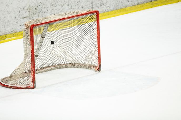 hokejski plošček pak | Jeseničani so se uvrstili v polfinale pokalnega tekmovanja brez boja.  | Foto Vid Ponikvar