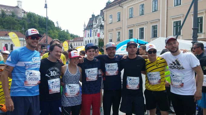 Na teku Wings For Life World Run se vedno zbere veliko število znanih obrazov. Med njimi so bili poleg triatlonca Davida Plešeta, zmagovalca WFWR iz leta 2014, tudi tokrat stand-up komik Andrej Težak - Tešky, suparka Manca Notar, deskar na snegu Marko Grilc, raper Zlatko, športni plezalec Domen Škofic, smučarski deskar prostega sloga Tim-Kevin Ravnjak in drugi. | Foto: 