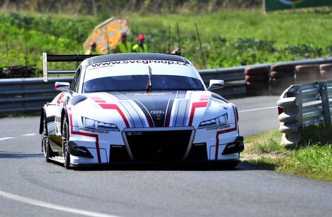 Audi TT-R DTM češkega voznika Vladimirja Vitverja je zadoščal za končno deseto mesto v skupni razvrstitvi. Poganja ga štirilitrski motor V8 z močjo dobrih 500 "konjev". Med avtomobili je bil za 57 stotink sekunde hitrejši le rojak Dan Michl z lotusom elise. | Foto: Gregor Pavšič