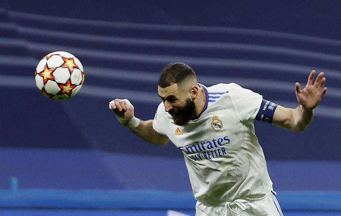 Benzema je z glavo dosegel 12. gol v letošnji ligi prvakov. | Foto: Reuters