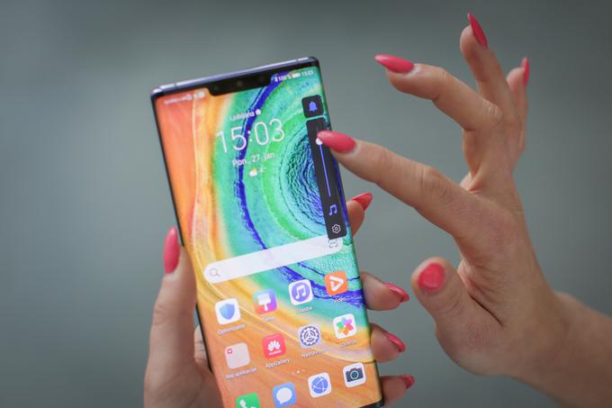 Huawei Mate 30 Pro nima tipke za nastavljanje glasnosti, temveč je treba priklicati programski drsnik. | Foto: Bojan Puhek