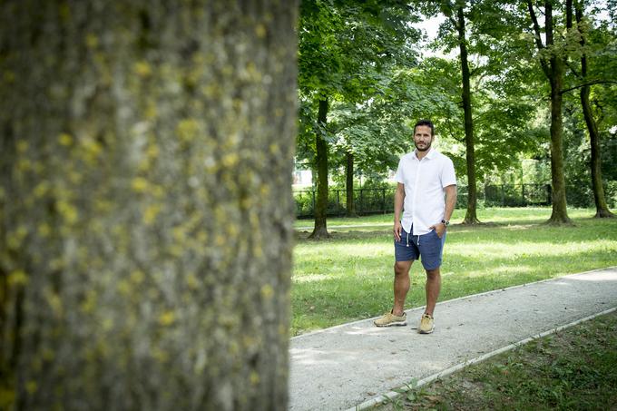 Pred nekaj leti se je v Ljubljani preizkusil tudi v gostinskem poslu. Na Rudniku je skupaj s prijateljem najel gostinski lokal. Z izkušnjo je bil zadovoljen, a so nato lokal zaprli. ''Ljudje govorijo marsikaj, a nekatere zadeve moraš sam preizkusiti, da vidiš, kako se obnese. V življenju imam največ izkušenj iz nogometa, a rad poskusim še kaj drugega. Imam veliko prijateljev, ki ne delajo v nogometu, in me zanima, kaj počnejo,'' nam je povedal. | Foto: Ana Kovač