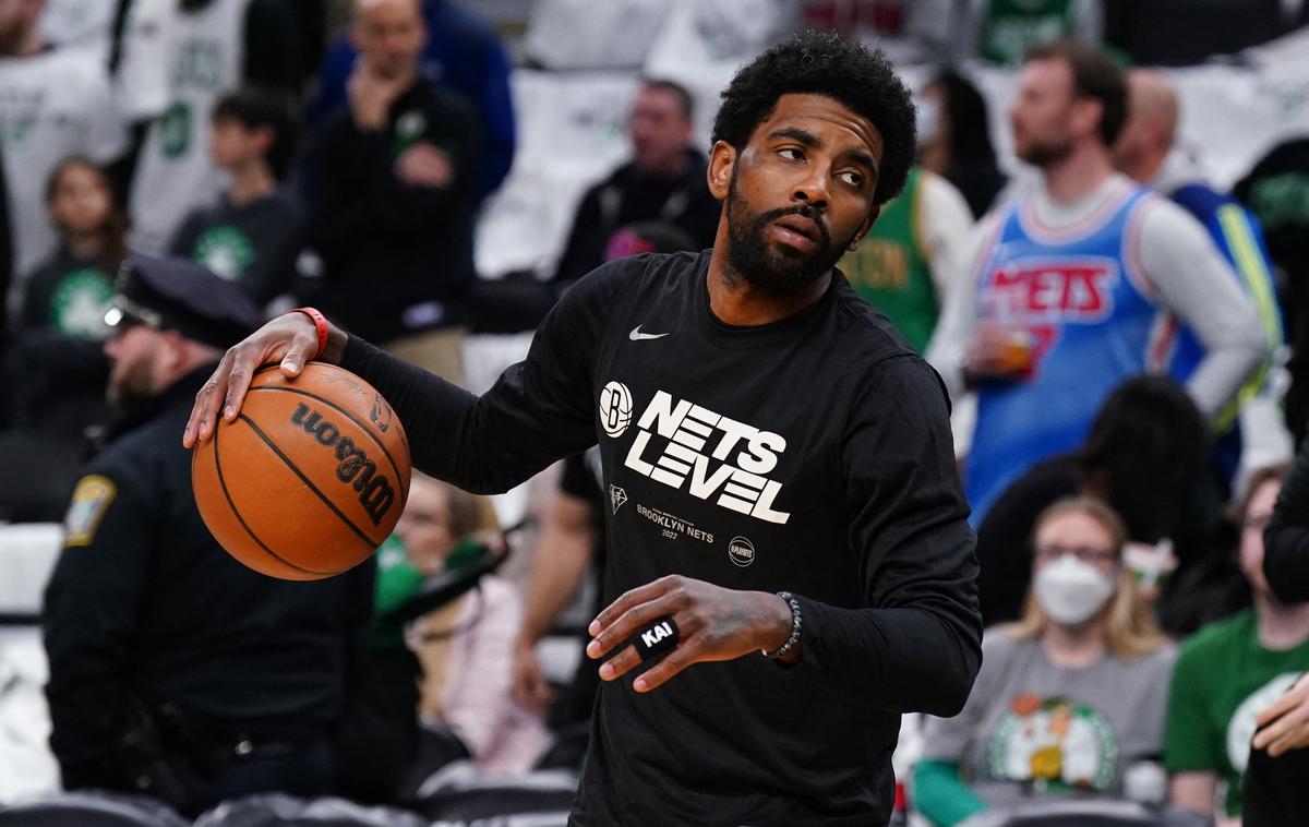 Kyrie Irving | Kyrie Irving bo zaradi dvignjenega sredinca plačal 50.000 dolarjev kazni. | Foto Reuters