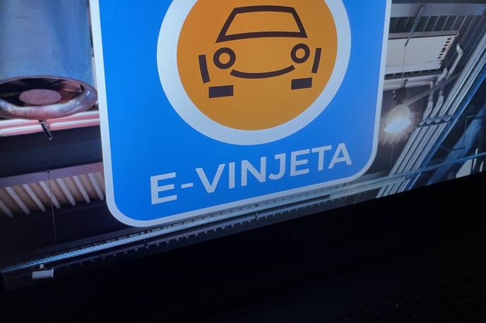 E-vinjeta | Novost elektronske vinjete je tudi ta, da bodo vozniki ob odjavi vozila iz prometa lahko zahtevali povračilo neizkoriščene vrednosti letne e-vinjete (in polletne za motorna kolesa). Če bodo vozilo prodali, bodo do vračila sorazmernega deleža vrednosti e-vinjete upravičeni le, če novi lastnik vozila ne bo registriral z isto registrsko številko. | Foto STA / Matic Tomšič