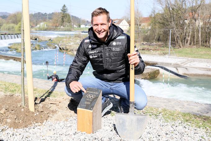 Benjamin Savšek je lani poleg Andraža Vehovarja in Petra Kauzerja ob tacenski progi dobil svoje drevo, ki ga je sam posadil. Danes ga verjetno ni več. | Foto: Nina Jelenc