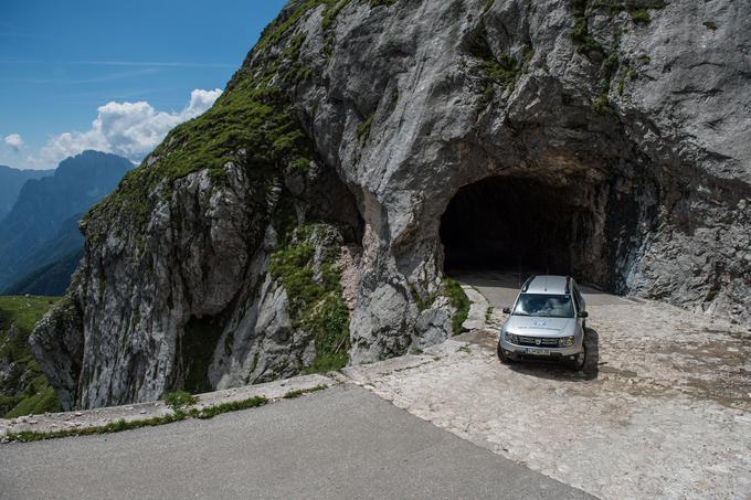 Naša najvišje ležeča cesta se konča le malce pod grebenom Mangartskega sedla (2072 metrov nad morjem).  Dostopna je le v poletnih mesecih oziroma do prvega snega. Vije se nad dih jemajočimi prepadi in ponuja neverjetne razglede skozi vetrobransko cesto. Veliko večji izziv je ta vzpon premagati za krmilom koles kot za volanom. | Foto: Klemen Korenjak