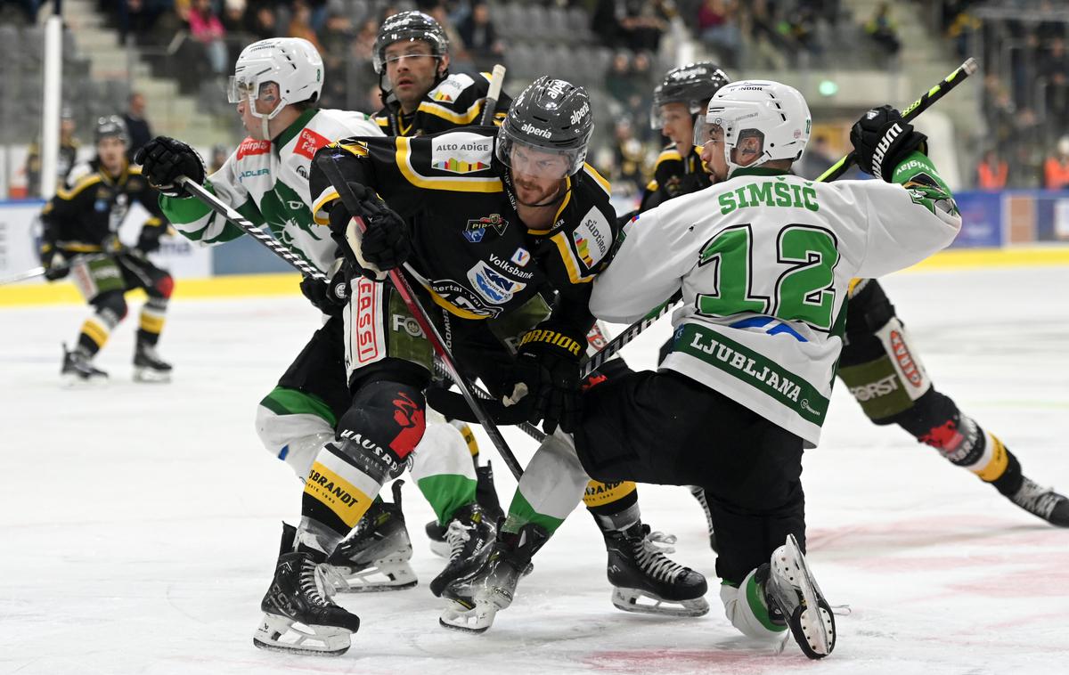 Pustertal : HK Olimpija | Pustertal je na prvi tekmi v boju za četrtfinale Olimpijo premagal s 3:0 in si priigral zaključni plošček za preboj v končnico. Izkoristi ga lahko v torek v Tivoliju. | Foto Foppa Iwan - HC Pustertal