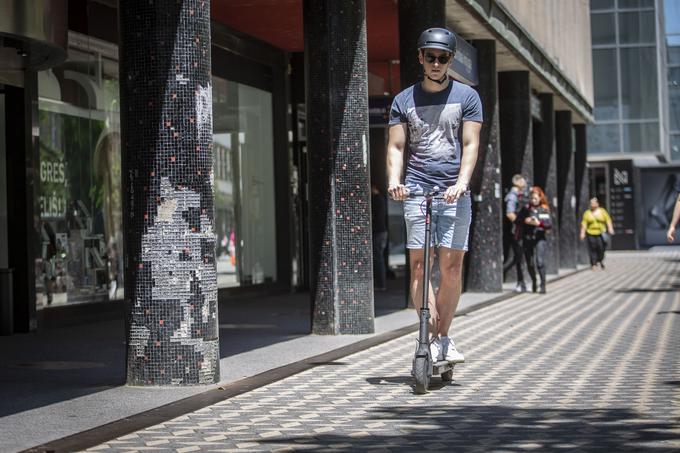 Posebna previdnost bo nujna na območjih za pešce, kjer bo hitrost treba prilagoditi le-tem. | Foto: Bojan Puhek