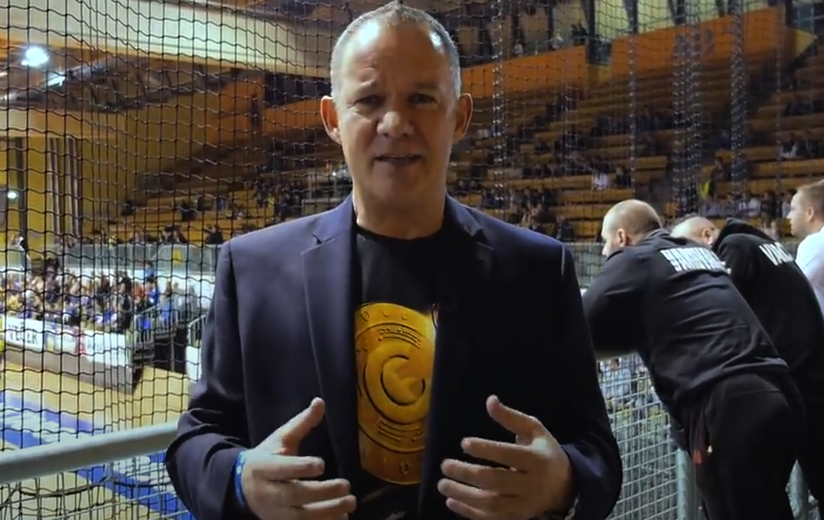 Stephan Morgenstern | Stephan Morgenstern leta 2017 na tekmi mariborskega futsal kluba FutureNet Maribor, ki ga je sponzorirala njegova organizacija, danes že lahko rečemo piramidna shema. Klub FutureNet Maribor je svojo zadnjo tekmo pod tem imenom igral maja 2019 oziroma približno takrat, ko se je FutureNet začel sesuvati. | Foto YouTube / Posnetek zaslona