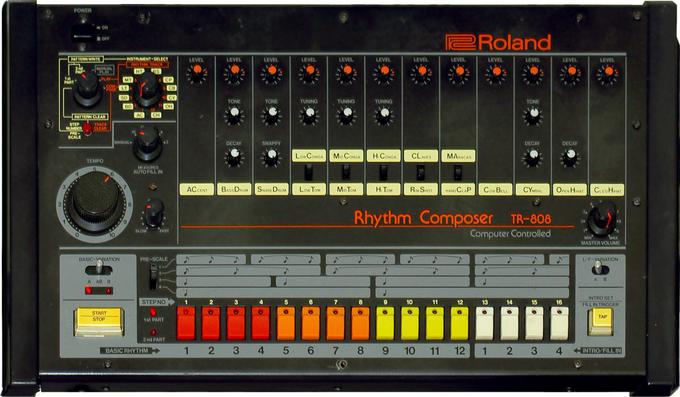 Roland TR-808 danes velja za ikono popularne glasbe. V svojih pesmih ga omenjajo številni sodobni glasbeniki, med drugim tudi Robbie Williams, Britney Spears, Lil Wayne, Beyonce, R. Kelly, slavni raper Kanye West pa je po instrumentu celo poimenoval album (808s & Heartbreak).  | Foto: Thomas Hilmes/Wikimedia Commons