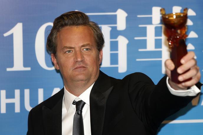 Matthew Perry | Perry, rojen v Massachusettsu leta 1969 ameriškemu očetu in kanadski materi, je odraščal v Kanadi, saj je njegova mati delala kot tiskovna pomočnica kanadskega premierja Pierra Trudeauja. | Foto Guliverimage/AP