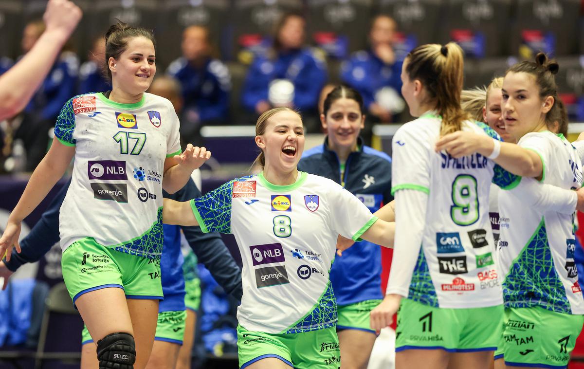 SP v rokometu: Slovenija - Angola | Slovenske rokometašice so premagale tudi kakovostno izbrano vrsto Angole. | Foto IHF/Kolektiff