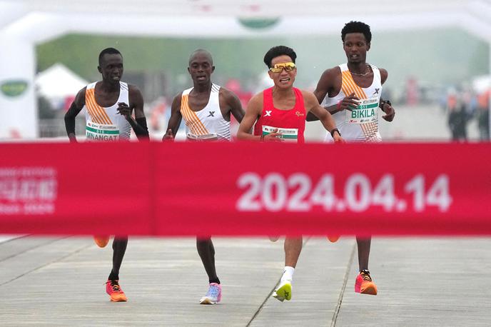 polmaraton Peking | Afriška trojica je v zaključku izjemno popustila, potem pa mahala Heju, naj jih prehiti. | Foto Reuters